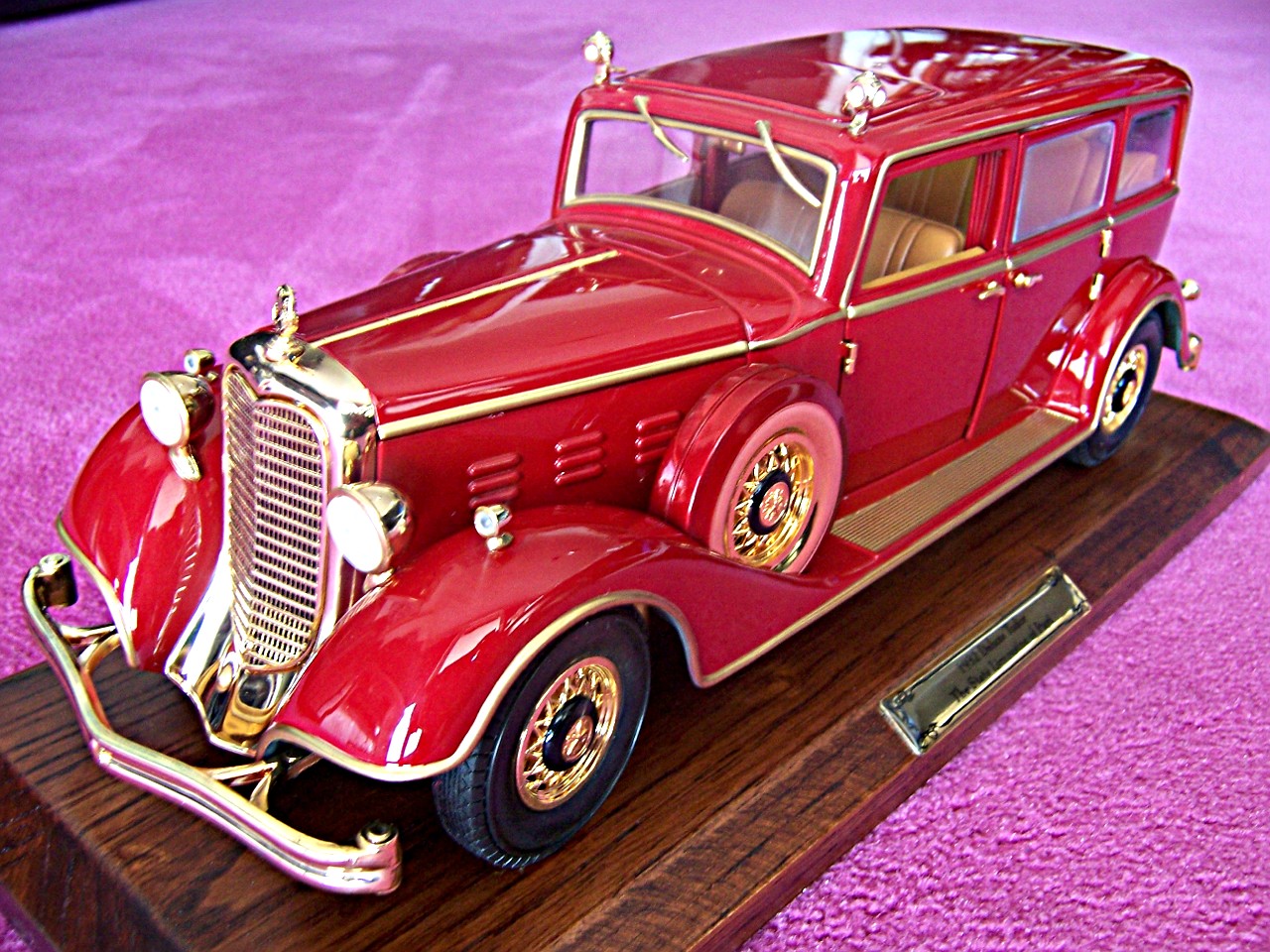 000 Cadillac Deluxe Tudor rot-gold 1932.JPG