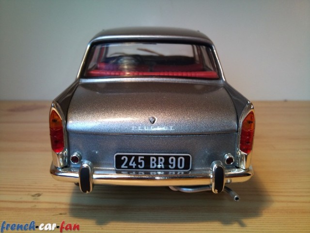 Peugeot 404 Berline (6).jpg