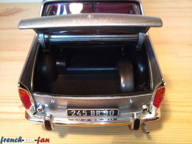 Peugeot 404 Berline (8).jpg