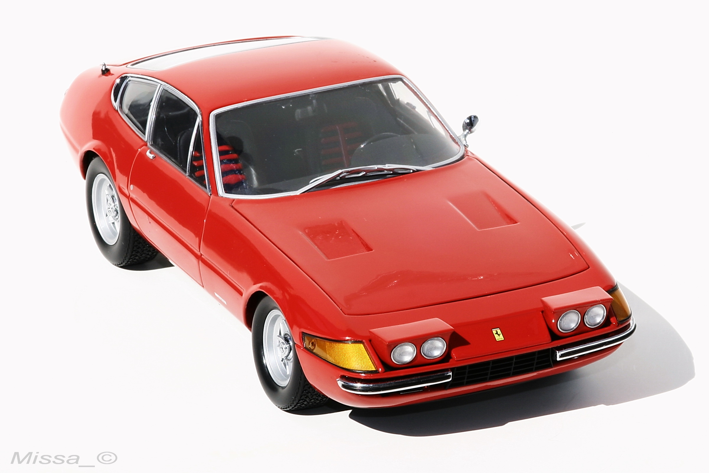 007_Kyosho_Ferrari 365 GTB4_Daytona.JPG