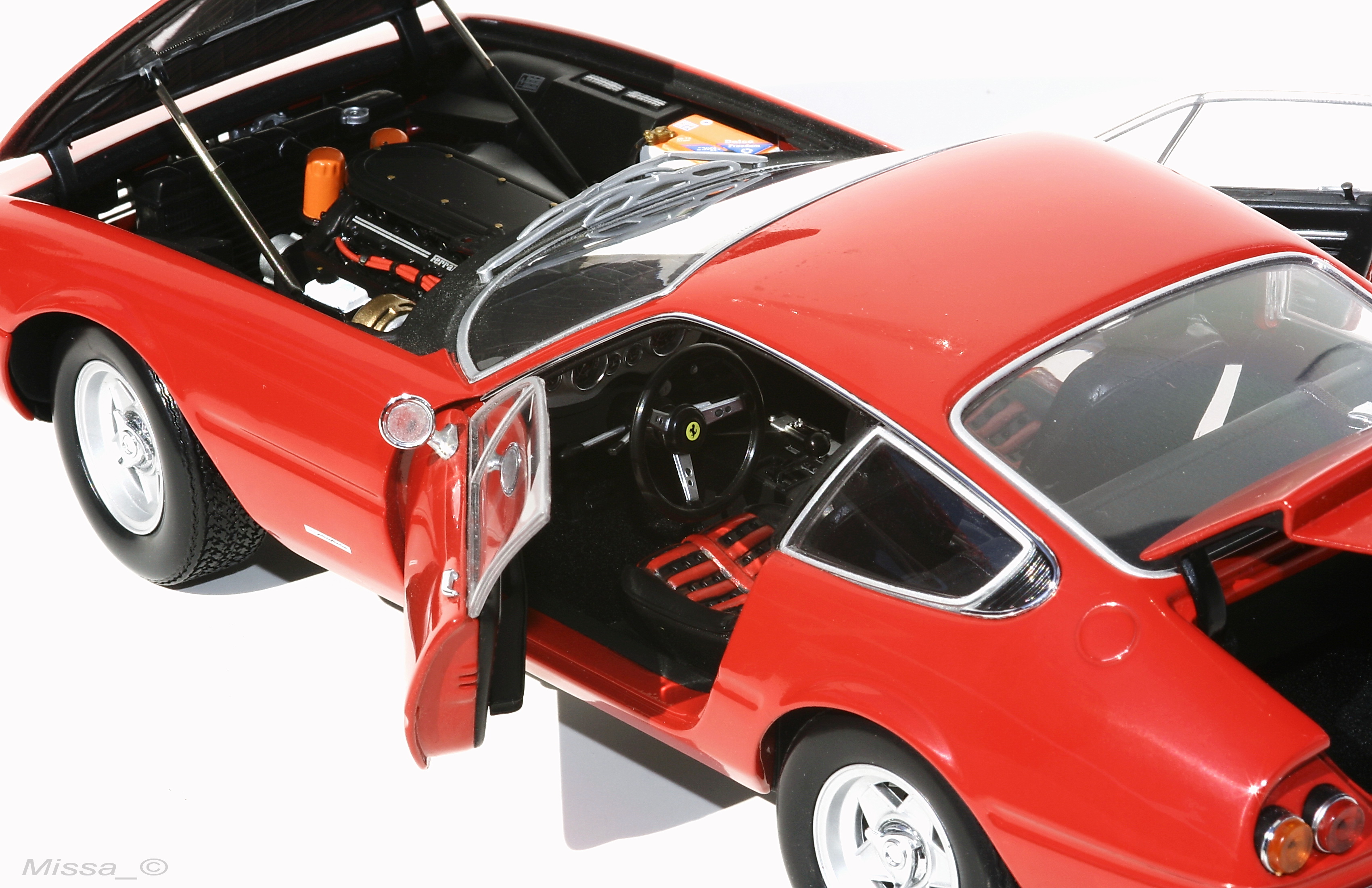 034_Kyosho_Ferrari 365 GTB4_Daytona.JPG