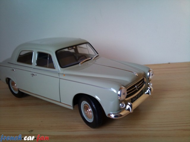 Peugeot 403 Berline (1).jpg