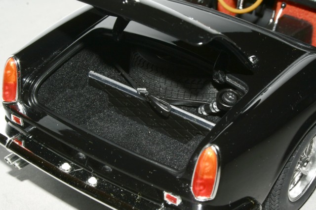 A csomagtartó részletessége is kiváló, szép kidolgozású. Külön figyelmet érdemel az üzemanyag töltő nyílás!