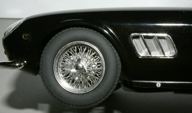 Számomra örök kedvenc a küllös felni. De a finom rácsozat a kopoltyúban, is szép részlet.