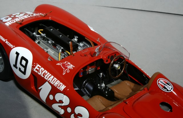 Hangsúlyoznám, hogy a bőr ülés, az a modellben is bőr ülés!