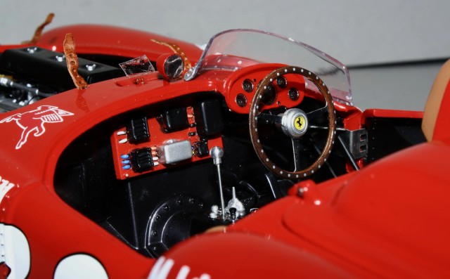 Kábelek, biztosítékok, relék. Csak a kirakatban, hogy könnyen lehessen cserélni őket.