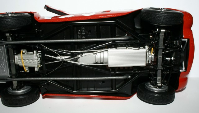 Ez nem HW Elite modell. Ennek az alja, a futóművei is rendesen ki vannak dolgozva.