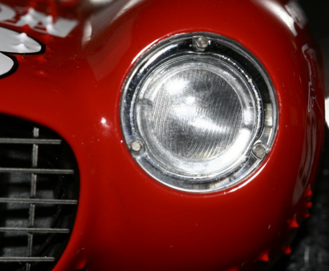 Ismét egy nagyon szép részlet. Az ember már keresné is a Hella, vagy Magnetic Marelli feliratot. Na de az már tényleg túlzás lenne ebben a méretarányban.