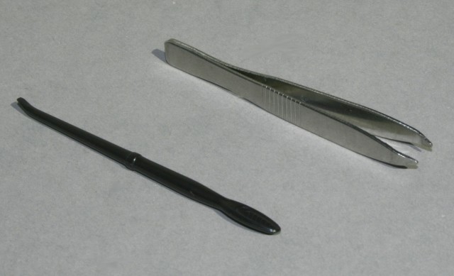 Néhány gyárilag csomagolt segéd eszköz, a fedelek, szíjak, csatok nyitásához.