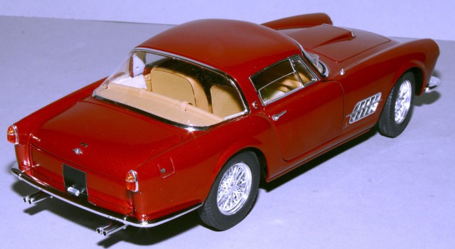 Az '57-es verzióhoz képest látszik itt is néhány különbség. A kis fecskefarkú hátsó lámpák, a hátsó ablaktörlők hiánya. A lökhárítókon nincs a gumibetétes ütköző "baba".