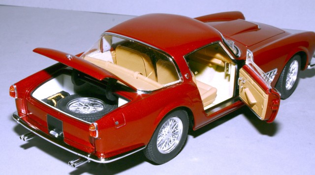 A kárpitozás is és a műszerfal is egyszerűbb egy kicsit.