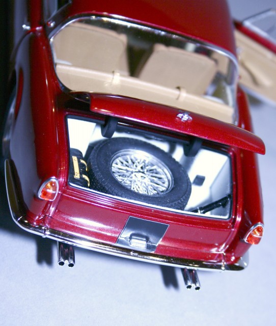 Szépen kidolgozott a "csomagtartó" belseje is. Amibe ugyan csomagokat nem lehet tenni, de kárpótlásul  az első ülések mögött van hely a bőröndöknek. Mert bár mennyire is hatalmas az autó, bizony csak kétüléses!