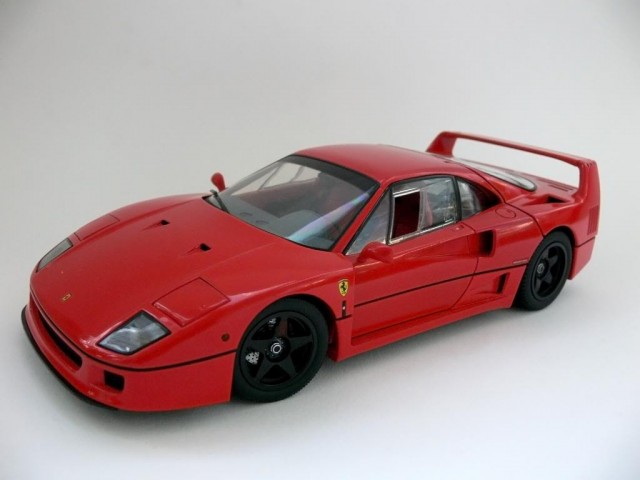 ky08412r_1.jpg (51.92 KiB) Megtekintve 9578 alkalommal Kyosho - Ferrari F40 Light Weight