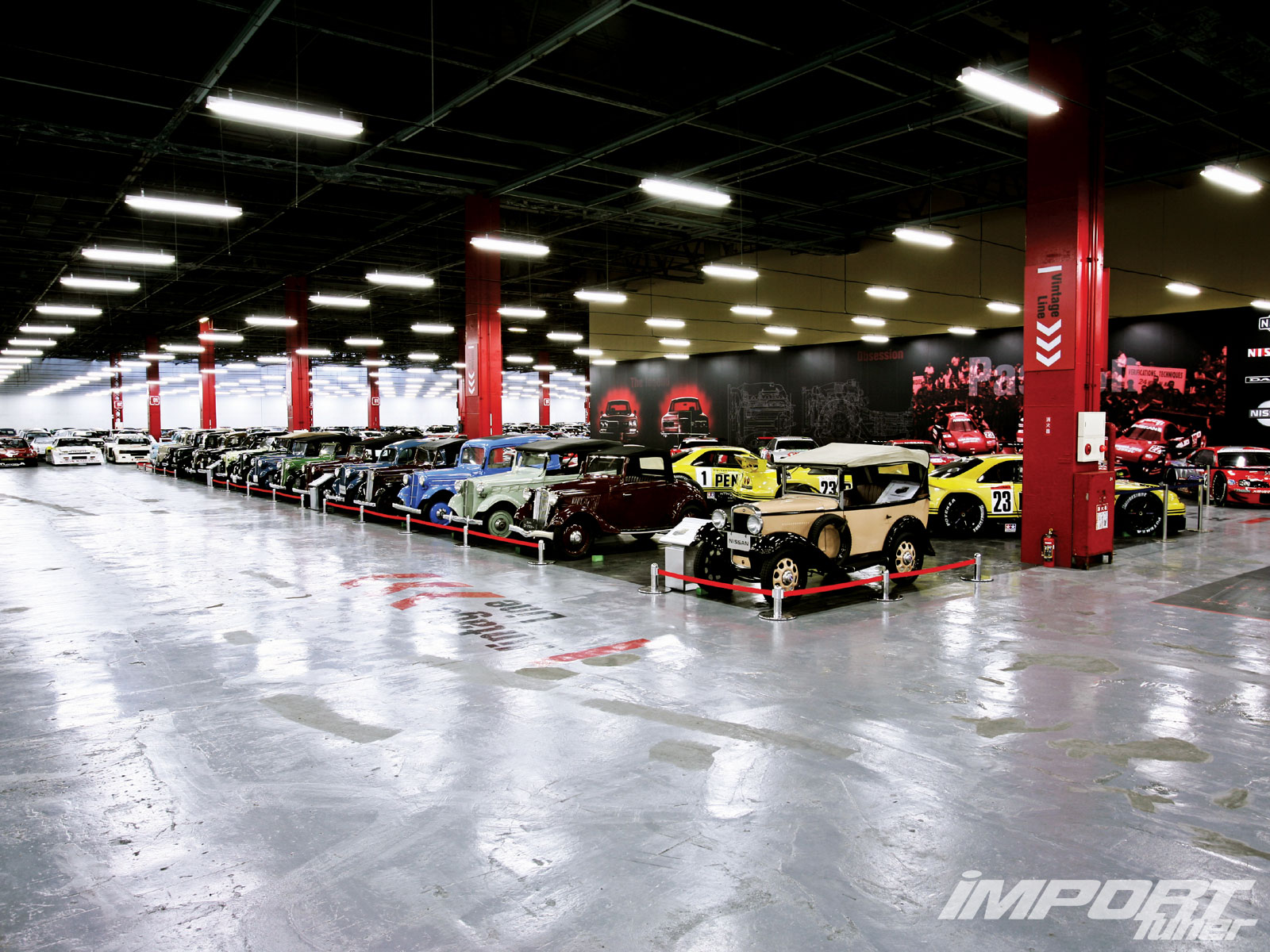impp_1006_02_o+nissan_car_collection+showroom.jpg