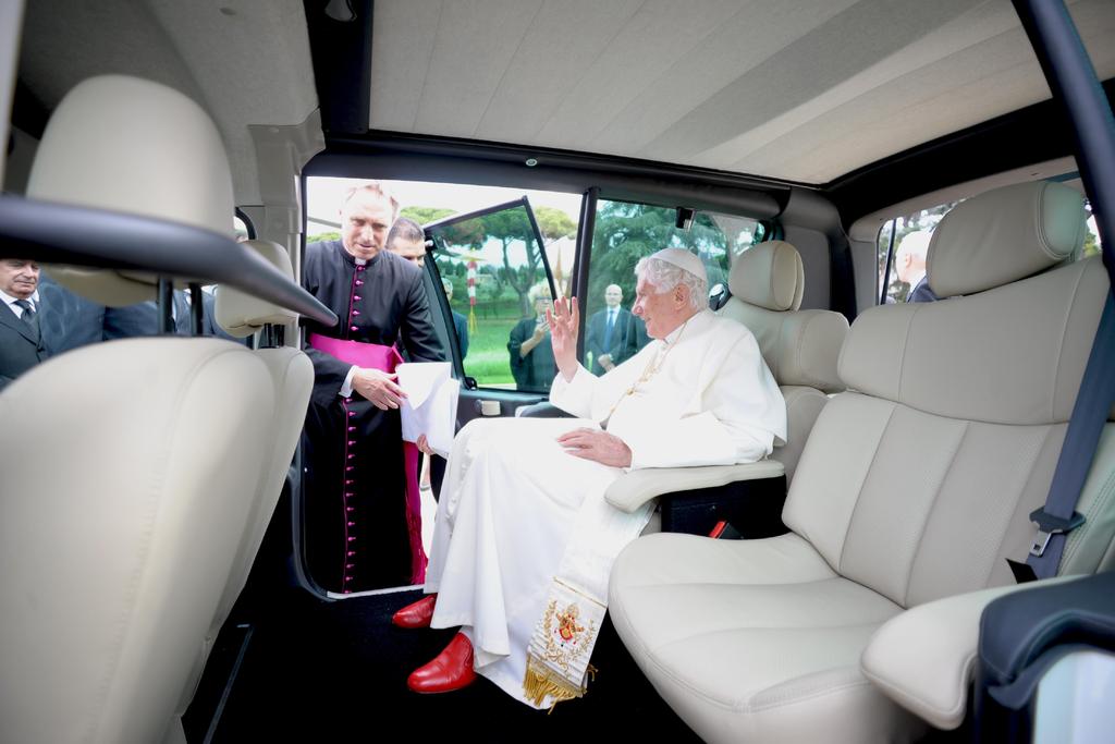Pope-benedict-XVI-electric-popemobile_03.jpg