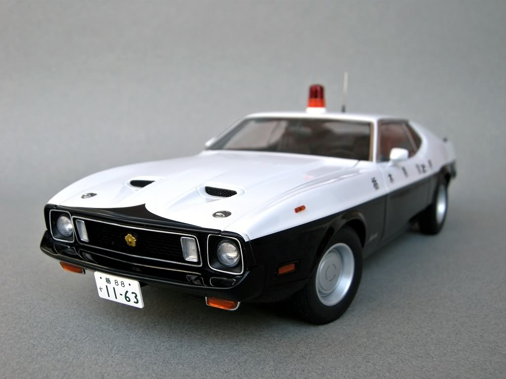 Japan_Police_Mustang_03.jpg